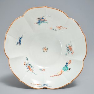 Un bol en forme de lotus en porcelaine Kakiemon de Japon figurant des garçons, Edo, 17ème — photo 1