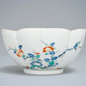 Un bol en forme de lotus en porcelaine Kakiemon de Japon figurant des garçons, Edo, 17ème — photo 3