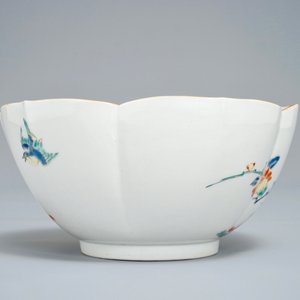Un bol en forme de lotus en porcelaine Kakiemon de Japon figurant des garçons, Edo, 17ème — photo 4