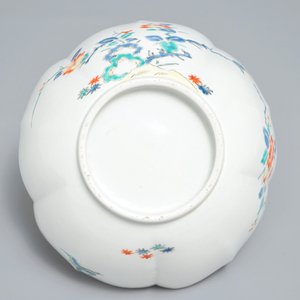 Un bol en forme de lotus en porcelaine Kakiemon de Japon figurant des garçons, Edo, 17ème — photo 7