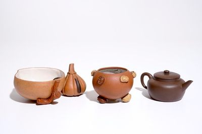Un bol en forme de pêche, un bol rond et une théière et couvercle en grès de Yixing, Chine, 19/20ème