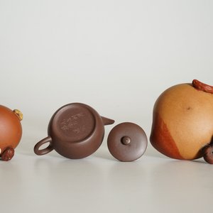 Un bol en forme de pêche, un bol rond et une théière et couvercle en grès de Yixing, Chine, 19/20ème — photo 13
