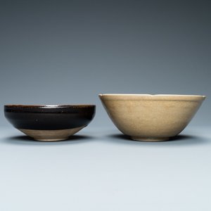 Un bol en grès de type Cizhou à émail noire et un bol à décor incisé, Chine, Song et/ou après — photo 5