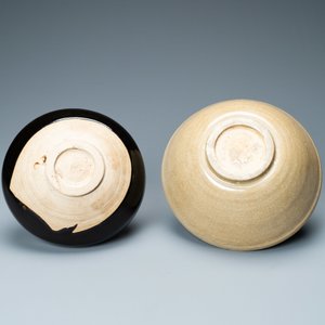 Un bol en grès de type Cizhou à émail noire et un bol à décor incisé, Chine, Song et/ou après — photo 7