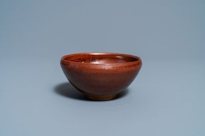 Un bol en grès porcelaineux à émail brun, Chine, Song ou après