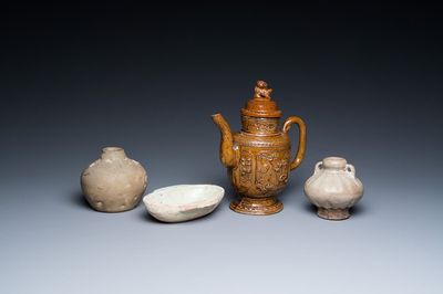 Un bol en grès porcelaineux à émail qingbai, deux petits vases en céladon et une verseuse couverte émaillée brun, Han et postérieur