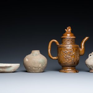 Un bol en grès porcelaineux à émail qingbai, deux petits vases en céladon et une verseuse couverte émaillée brun, Han et postérieur — photo 3
