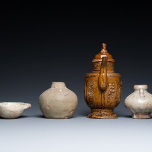 Un bol en grès porcelaineux à émail qingbai, deux petits vases en céladon et une verseuse couverte émaillée brun, Han et postérieur — photo 4