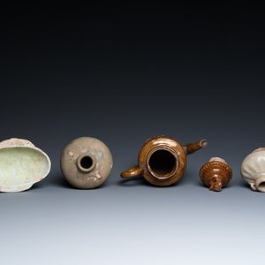 Un bol en grès porcelaineux à émail qingbai, deux petits vases en céladon et une verseuse couverte émaillée brun, Han et postérieur — photo 6