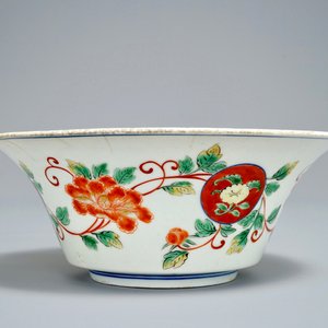 Un bol en porcelaine Arita de Japon pour le marché domestique dans le style Imari-Kinrande, marque de Wanli, Edo, 17/18ème — photo 4