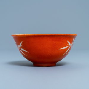 Un bol en porcelaine de Chine à décor de bambou sur fond corail, marque et époque de Xuantong — photo 4