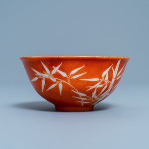 Un bol en porcelaine de Chine à décor de bambou sur fond corail, marque et époque de Xuantong — photo 5
