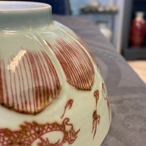 Un bol en porcelaine de Chine à décor de dragons en rouge de cuivre sur fond céladon, Kangxi — photo 20