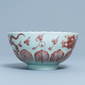 Un bol en porcelaine de Chine à décor de dragons en rouge de cuivre sur fond céladon, Kangxi — photo 3