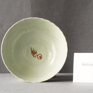 Un bol en porcelaine de Chine à décor de dragons en rouge de cuivre sur fond céladon, Kangxi — photo 10