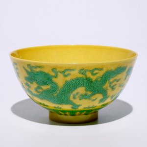 Un bol en porcelaine de Chine à décor de dragons et phénix verts sur fond jaune, marque et période de Guangxu — photo 1