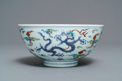 Un bol en porcelaine de Chine à décor de dragons, marque de Chenghua, Kangxi