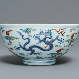 Un bol en porcelaine de Chine à décor de dragons, marque de Chenghua, Kangxi — photo 1