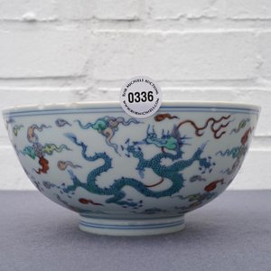 Un bol en porcelaine de Chine à décor de dragons, marque de Chenghua, Kangxi — photo 12