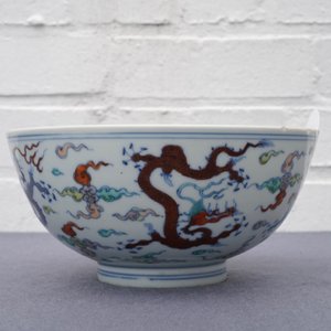 Un bol en porcelaine de Chine à décor de dragons, marque de Chenghua, Kangxi — photo 13