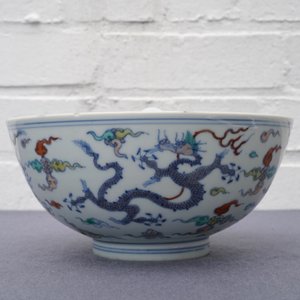 Un bol en porcelaine de Chine à décor de dragons, marque de Chenghua, Kangxi — photo 14