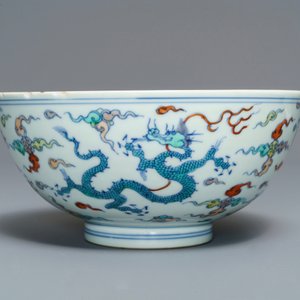 Un bol en porcelaine de Chine à décor de dragons, marque de Chenghua, Kangxi — photo 3