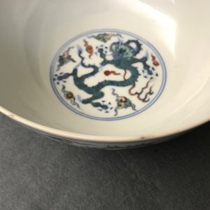 Un bol en porcelaine de Chine à décor de dragons, marque de Chenghua, Kangxi — photo 9