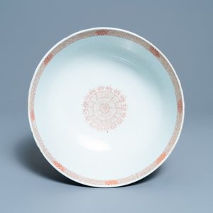 Un bol en porcelaine de Chine à décor doré sur fond bleu poudré, Kangxi — photo 6