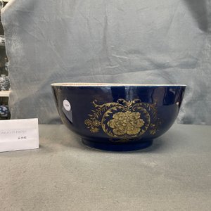 Un bol en porcelaine de Chine à décor doré sur fond bleu poudré, Kangxi — photo 8