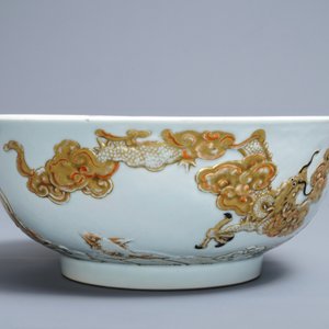 Un bol en porcelaine de Chine à décor en relief de carpes et dragons, Kangxi/Yongzheng — photo 3