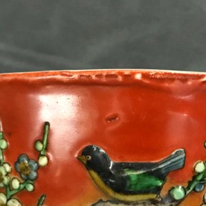 Un bol en porcelaine de Chine à décor en relief sur fond rouge de corail, 19ème — photo 11