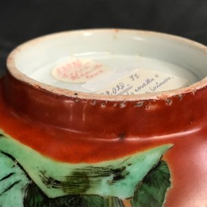 Un bol en porcelaine de Chine à décor en relief sur fond rouge de corail, 19ème — photo 14