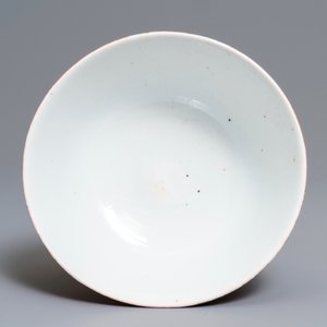 Un bol en porcelaine de Chine à décor en relief sur fond rouge de corail, 19ème — photo 5
