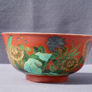 Un bol en porcelaine de Chine à décor en relief sur fond rouge de corail, 19ème — photo 8