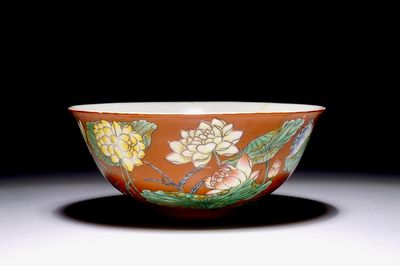 Un bol en porcelaine de Chine à décor falangcai sur fond corail, marque Yuzhi en bleu, 19/20ème