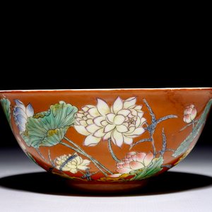 Un bol en porcelaine de Chine à décor falangcai sur fond corail, marque Yuzhi en bleu, 19/20ème — photo 2