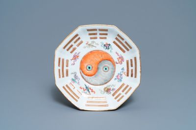 Un bol en porcelaine de Chine à décor 'Yin et Yang', marque et époque de Tongzhi