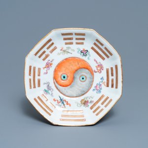 Un bol en porcelaine de Chine à décor 'Yin et Yang', marque et époque de Tongzhi — photo 1