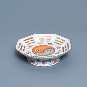 Un bol en porcelaine de Chine à décor 'Yin et Yang', marque et époque de Tongzhi — photo 2