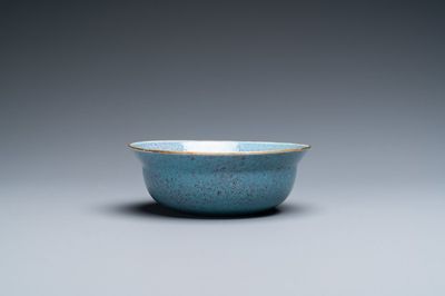 Un bol en porcelaine de Chine à émail robin's egg, 18/19ème
