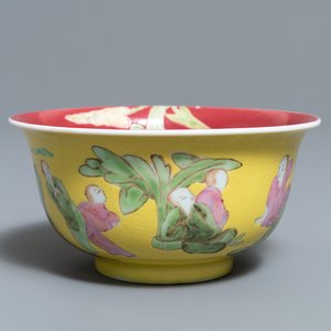 Un bol en porcelaine de Chine à fond jaune et rouge rubis, Yongzheng — photo 1
