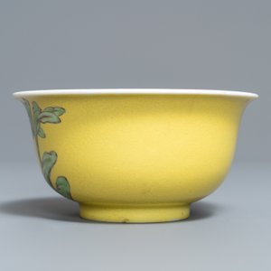 Un bol en porcelaine de Chine à fond jaune et rouge rubis, Yongzheng — photo 4