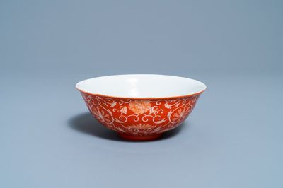 Un bol en porcelaine de Chine à fond rouge de corail, marque de Daoguang, République