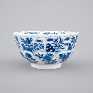 Un bol en porcelaine de Chine au décor floral, Kangxi, ca. 1700 — photo 3