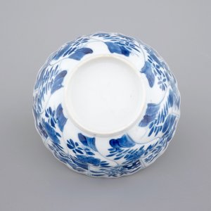 Un bol en porcelaine de Chine au décor floral, Kangxi, ca. 1700 — photo 6