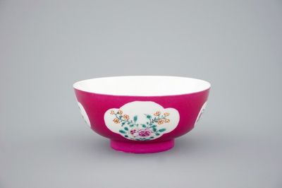 Un bol en porcelaine de Chine au fond rouge rubis de style Yongzheng, 18/19ème