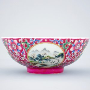 Un bol en porcelaine de Chine aux décors de paysages sur fond ruby, 19/20ème — photo 4