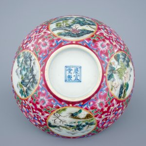 Un bol en porcelaine de Chine aux décors de paysages sur fond ruby, 19/20ème — photo 7