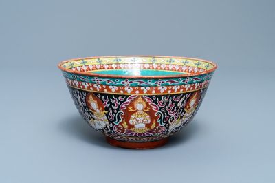 Un bol en porcelaine de Chine Bencharong pour le marché thai, 19ème