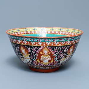 Un bol en porcelaine de Chine Bencharong pour le marché thai, 19ème — photo 1